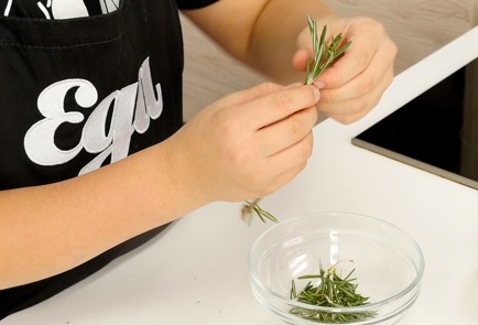 Фото шага рецепта Запеченный камамбер с соусом чатни 94007 шаг 2  