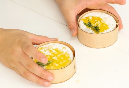 Фото шага рецепта Запеченный камамбер с соусом чатни 94007 шаг 4  