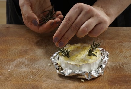 Фото шага рецепта Запеченный камамбер с сухариками 152951 шаг 7  