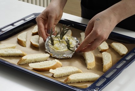 Фото шага рецепта Запеченный камамбер с сухариками 152951 шаг 8  