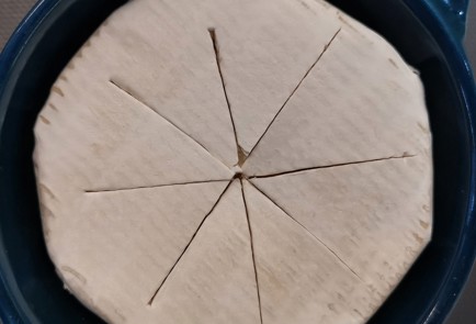 Фото шага рецепта Запеченный камамбер с вялеными томатами 153027 шаг 1  