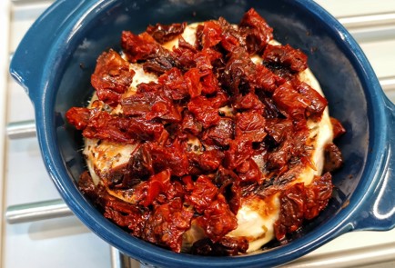 Фото шага рецепта Запеченный камамбер с вялеными томатами 153027 шаг 10  