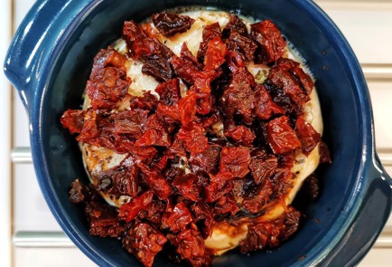 Фото шага рецепта Запеченный камамбер с вялеными томатами 153027 шаг 11  