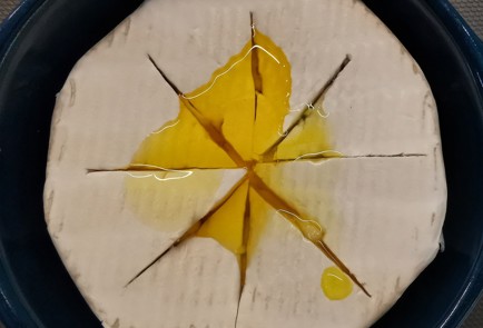 Фото шага рецепта Запеченный камамбер с вялеными томатами 153027 шаг 4  