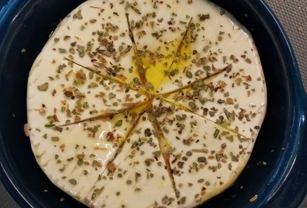 Фото шага рецепта Запеченный камамбер с вялеными томатами 153027 шаг 6  