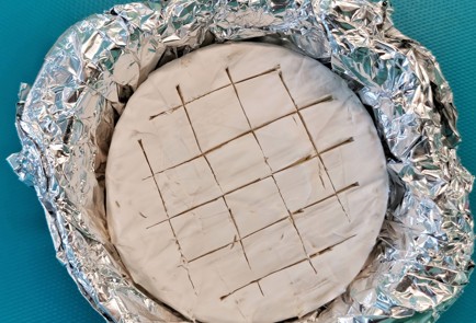 Фото шага рецепта Запеченный камамбер со щавелем и базиликом 152761 шаг 1  