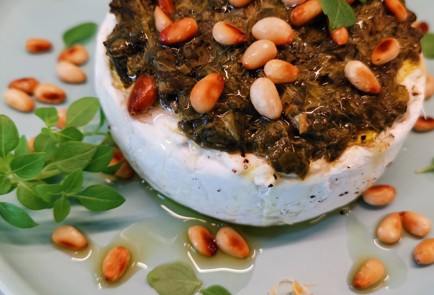 Фото шага рецепта Запеченный камамбер со щавелем и базиликом 152761 шаг 11  