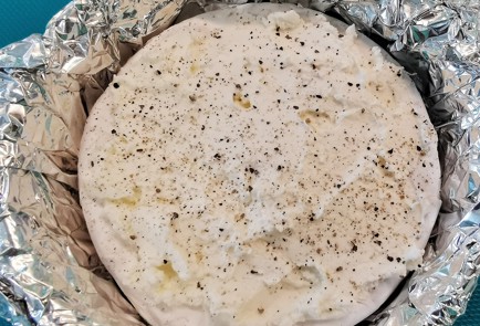 Фото шага рецепта Запеченный камамбер со щавелем и базиликом 152761 шаг 2  