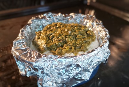 Фото шага рецепта Запеченный камамбер со щавелем и базиликом 152761 шаг 5  