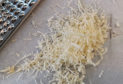 Фото шага рецепта Запеченный камамбер со щавелем и базиликом 152761 шаг 6  