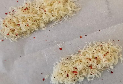 Фото шага рецепта Запеченный камамбер со щавелем и базиликом 152761 шаг 7  