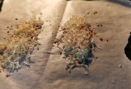 Фото шага рецепта Запеченный камамбер со щавелем и базиликом 152761 шаг 8  