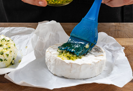 Фото шага рецепта Запеченный камамбер в хлебе к вину 189325 шаг 5  