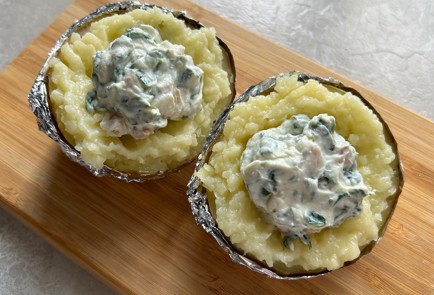 Фото шага рецепта Запеченный картофель с семгой и шпинатом 174245 шаг 12