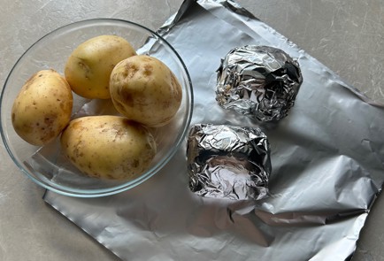 Фото шага рецепта Запеченный картофель с семгой и шпинатом 174245 шаг 2