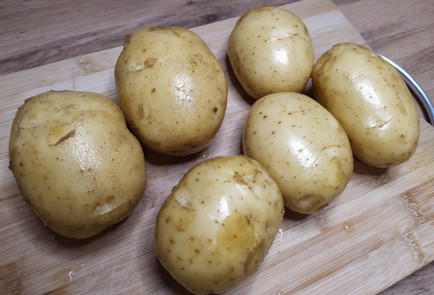 Фото шага рецепта Запеченный картофель с закуской из сельди 189387 шаг 1  