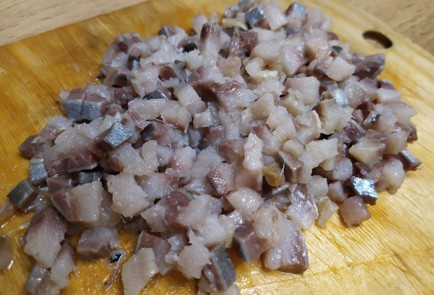 Фото шага рецепта Запеченный картофель с закуской из сельди 189387 шаг 2  