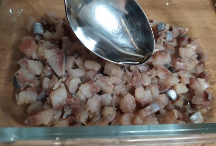 Фото шага рецепта Запеченный картофель с закуской из сельди 189387 шаг 3  