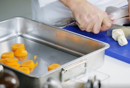 Фото шага рецепта Запеченный осетр на бане из шампанского 137881 шаг 2  