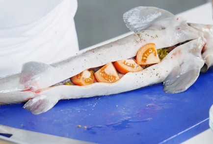 Фото шага рецепта Запеченный осетр на бане из шампанского 137881 шаг 3  