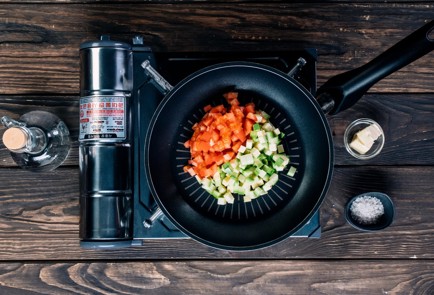 Фото шага рецепта Запеченный стейк из малоглазого макруруса с овощным соте 139323 шаг 2  