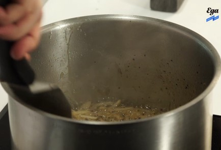 Фото шага рецепта Запеченный топинамбур с луковым соусом 126165 шаг 2  