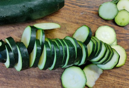 Фото шага рецепта Запеканка из цукини с помидором перцем и сыром 176364 шаг 2