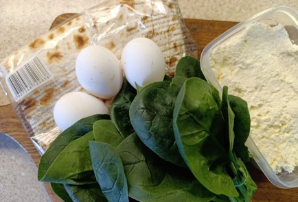 Фото шага рецепта Запеканка из лаваша с помидором и шпинатом 191086 шаг 1