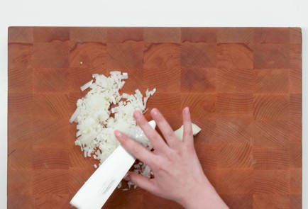 Фото шага рецепта Запеканка из пшеничной лапши с купатами 173508 шаг 2  