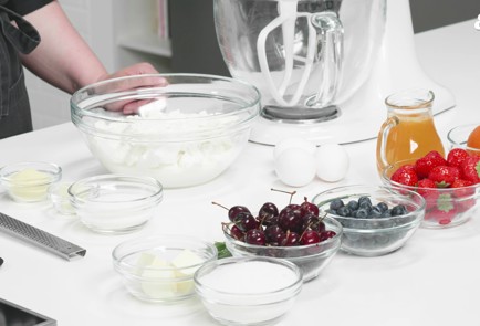 Фото шага рецепта Запеканка из рикотты с ягодным соусом 189536 шаг 1  