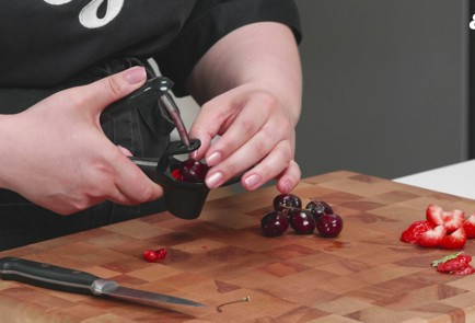 Фото шага рецепта Запеканка из рикотты с ягодным соусом 189536 шаг 11  