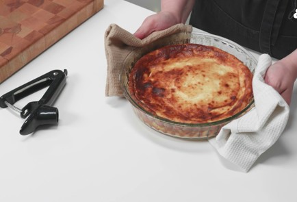 Фото шага рецепта Запеканка из рикотты с ягодным соусом 189536 шаг 6  