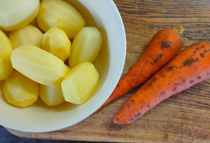 Фото шага рецепта Картофель запеченный с фасолью и фаршем 174780 шаг 1  