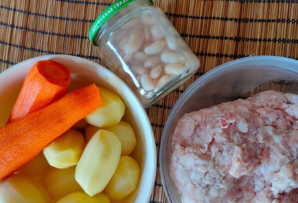 Фото шага рецепта Картофель запеченный с фасолью и фаршем 174780 шаг 2  