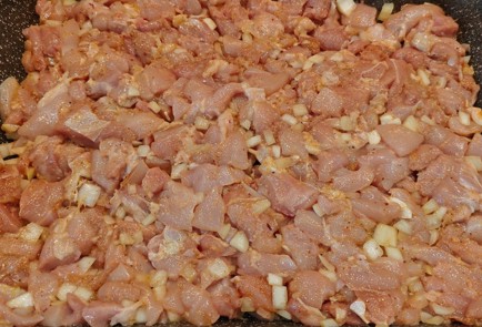 Фото шага рецепта Запеканка с капустой и куриными бедрышками 189852 шаг 12  