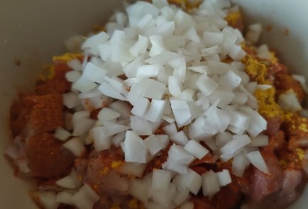 Фото шага рецепта Запеканка с капустой и куриными бедрышками 189852 шаг 4  