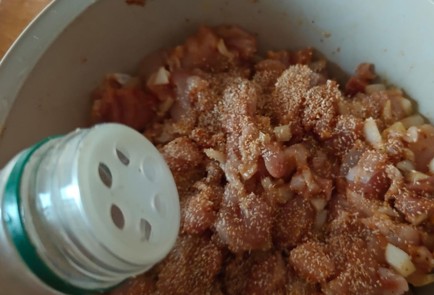 Фото шага рецепта Запеканка с капустой и куриными бедрышками 189852 шаг 5  