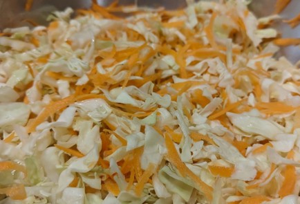 Фото шага рецепта Запеканка с капустой и куриными бедрышками 189852 шаг 8  