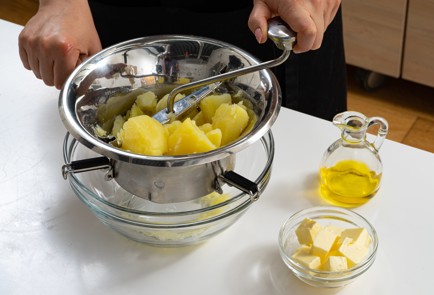 Фото шага рецепта Запеканка с курицей и грибами 173855 шаг 4  