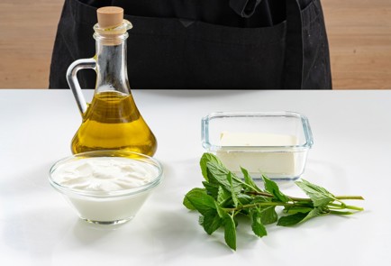 Фото шага рецепта Заправка из феты с мятой для салата со свежими огурцами 174037 шаг 1  