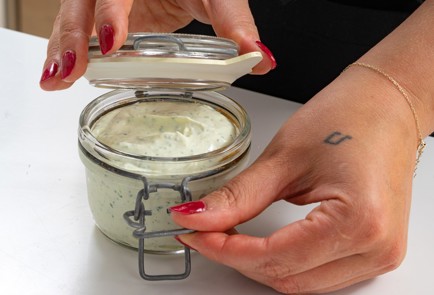 Фото шага рецепта Заправка из феты с мятой для салата со свежими огурцами 174037 шаг 10  