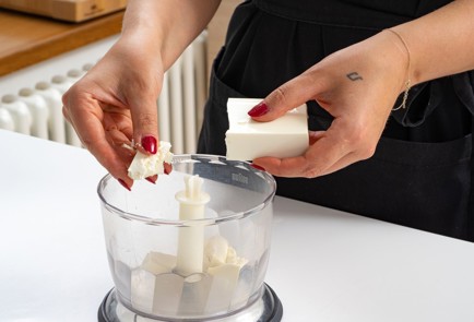 Фото шага рецепта Заправка из феты с мятой для салата со свежими огурцами 174037 шаг 2  