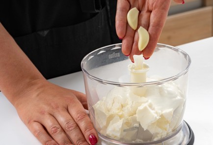 Фото шага рецепта Заправка из феты с мятой для салата со свежими огурцами 174037 шаг 4  