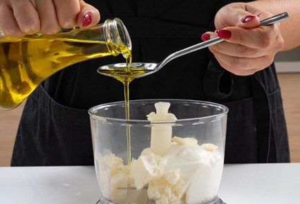 Фото шага рецепта Заправка из феты с мятой для салата со свежими огурцами 174037 шаг 5  