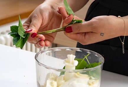 Фото шага рецепта Заправка из феты с мятой для салата со свежими огурцами 174037 шаг 6  