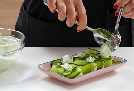 Фото шага рецепта Заправка из феты с мятой для салата со свежими огурцами 174037 шаг 9  