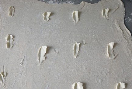 Фото шага рецепта Завитушки с корицей и изюмом 152576 шаг 4  