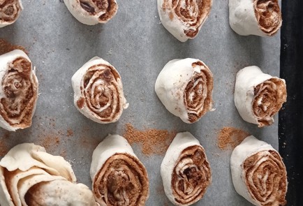 Фото шага рецепта Завитушки с корицей и изюмом 152576 шаг 7  