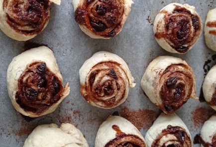 Фото шага рецепта Завитушки с корицей и изюмом 152576 шаг 8  