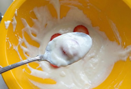 Фото шага рецепта Клубничные блинчики на завтрак для любимой к 14 февраля 191276 шаг 6